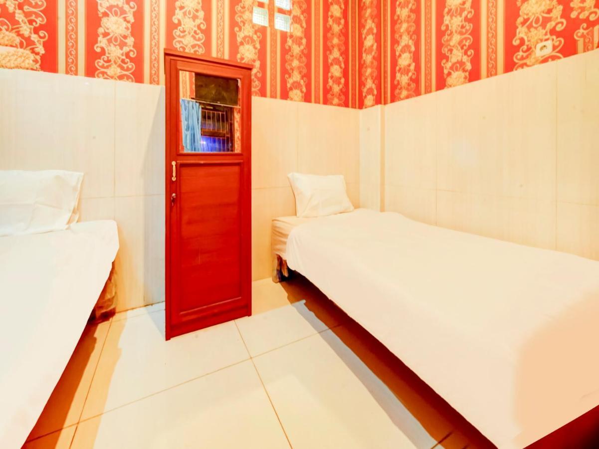 Oyo Life 3103 Opo Homestay & Kost Malang Exterior photo