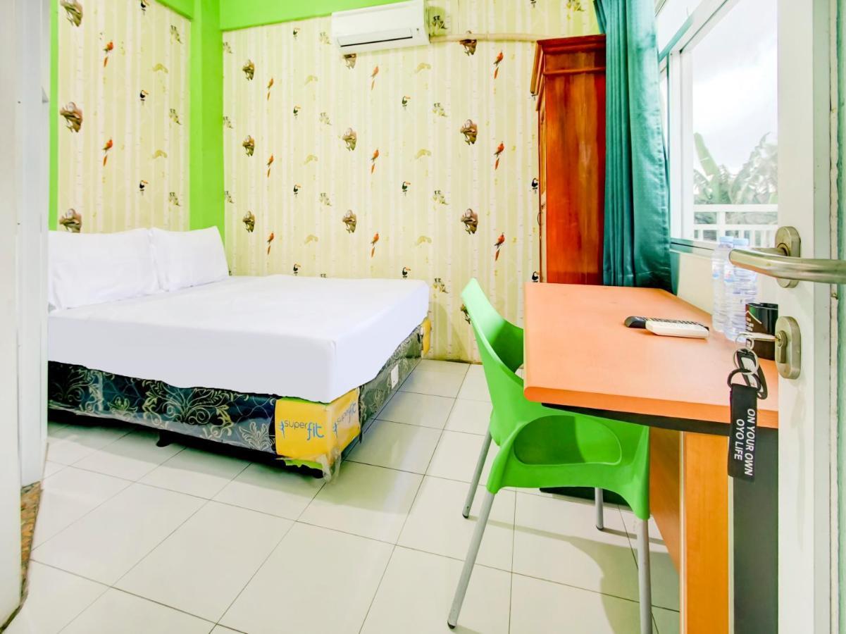 Oyo Life 3103 Opo Homestay & Kost Malang Exterior photo