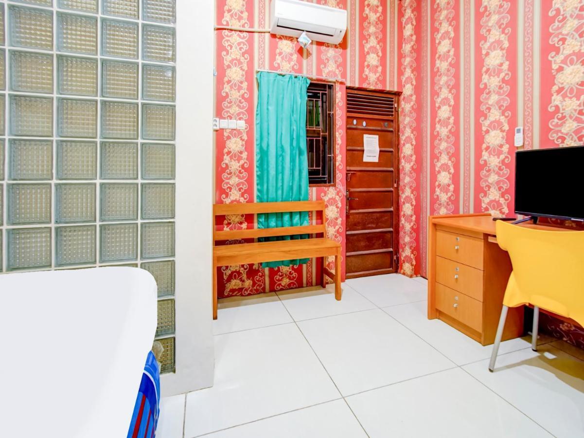 Oyo Life 3103 Opo Homestay & Kost Malang Exterior photo