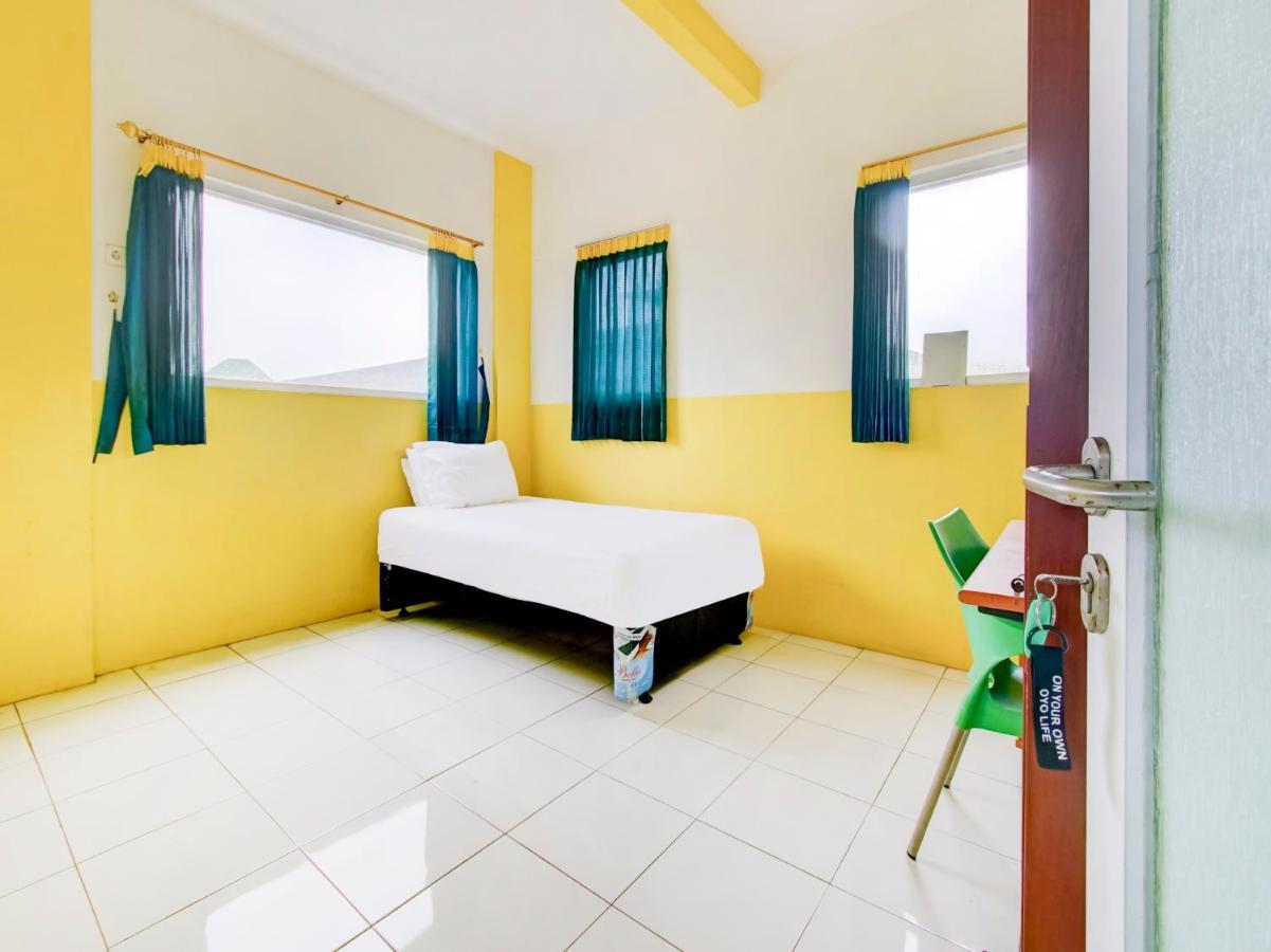 Oyo Life 3103 Opo Homestay & Kost Malang Exterior photo