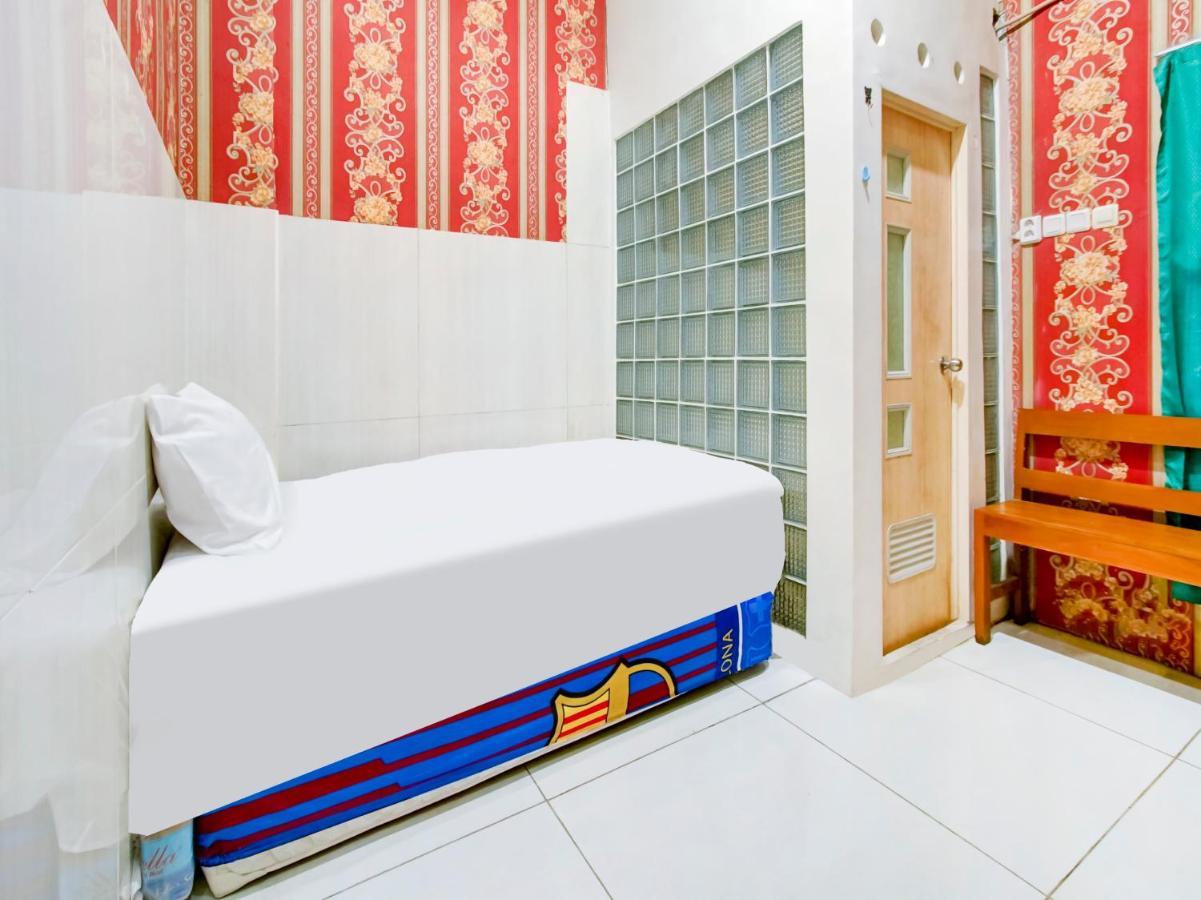 Oyo Life 3103 Opo Homestay & Kost Malang Exterior photo