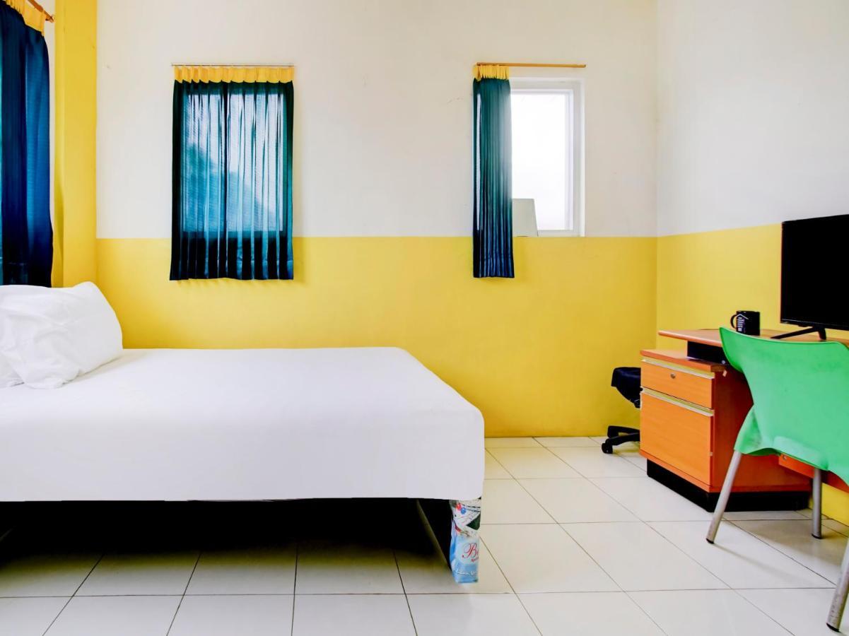 Oyo Life 3103 Opo Homestay & Kost Malang Exterior photo