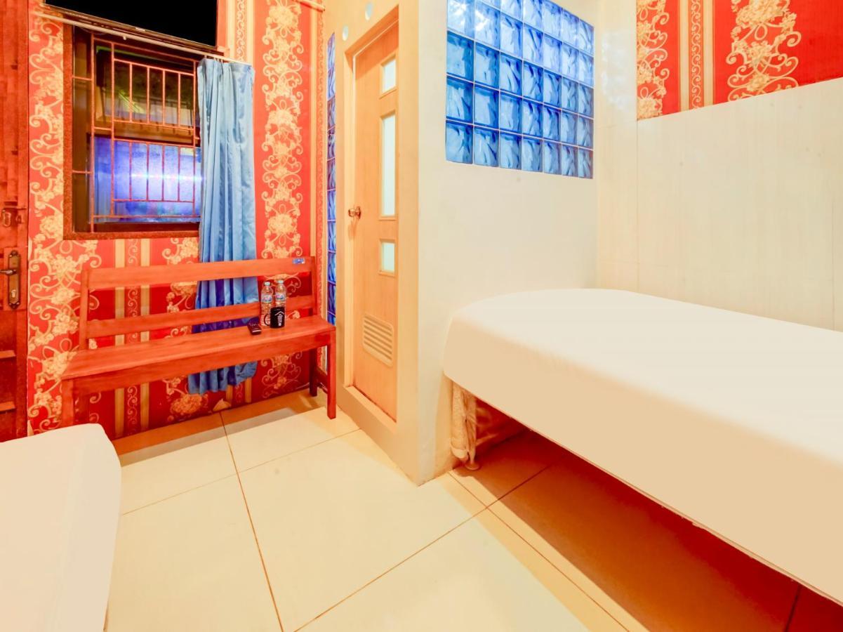 Oyo Life 3103 Opo Homestay & Kost Malang Exterior photo