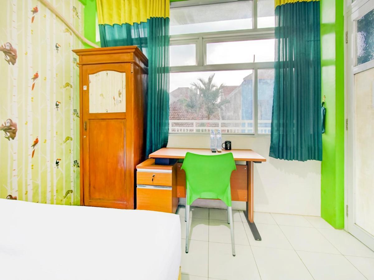 Oyo Life 3103 Opo Homestay & Kost Malang Exterior photo